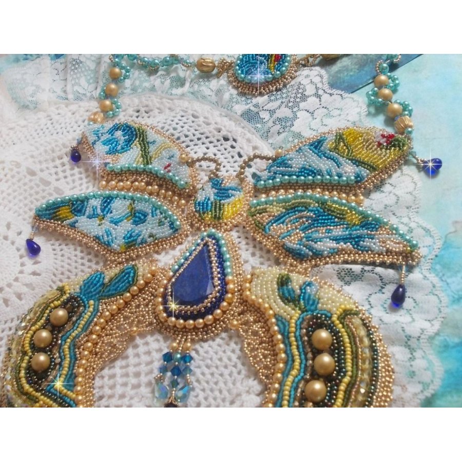 Haute-Couture Blauw Goud Vlinder Ketting geborduurd met edelstenen, kristallen, glaskralen en rocailles