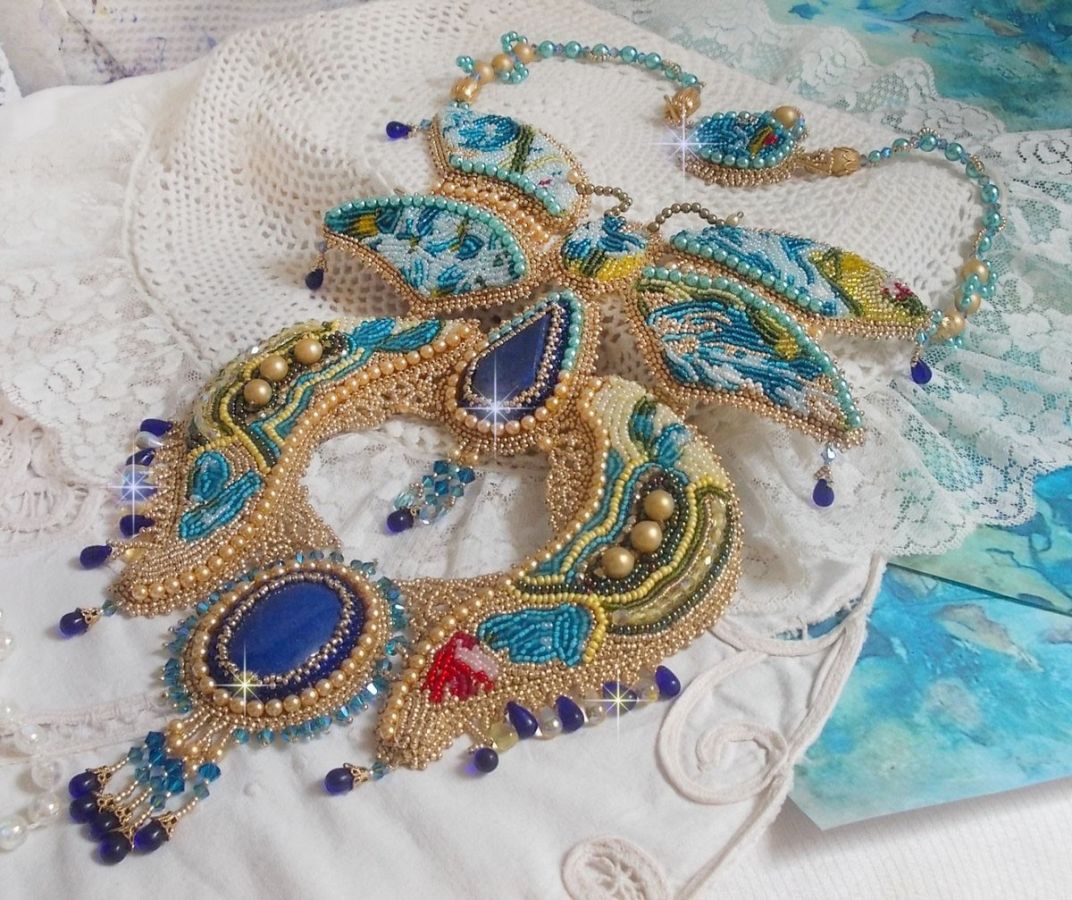 Haute-Couture Blauw Goud Vlinder Ketting geborduurd met edelstenen, kristallen, glaskralen en rocailles