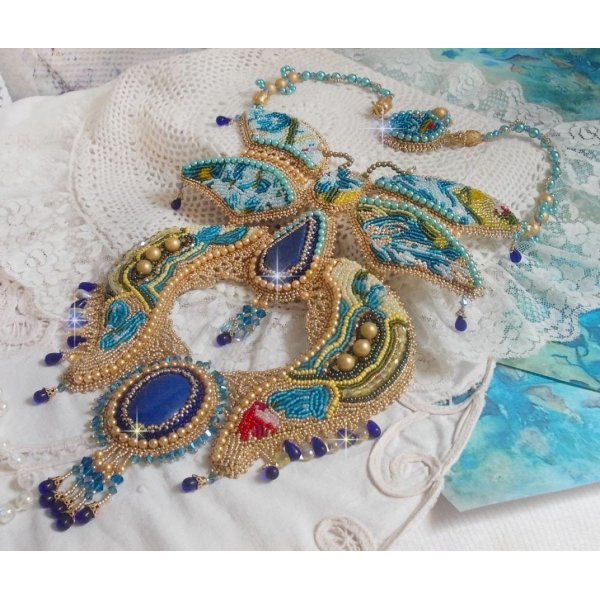 Haute-Couture Blauw Goud Vlinder Ketting geborduurd met edelstenen, kristallen, glaskralen en rocailles