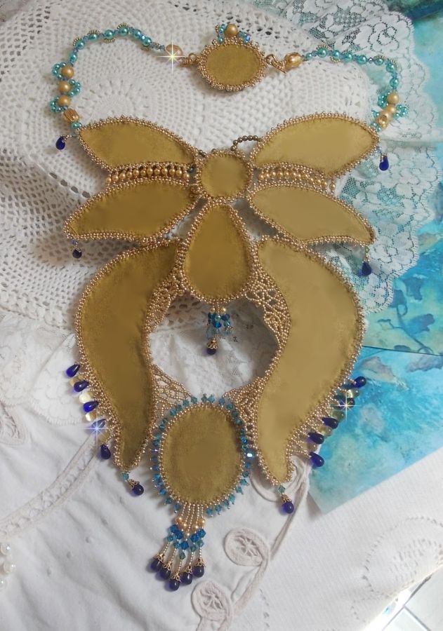 Haute-Couture Blauw Goud Vlinder Ketting geborduurd met edelstenen, kristallen, glaskralen en rocailles