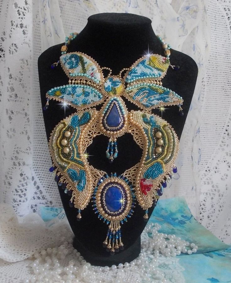 Haute-Couture Blauw Goud Vlinder Ketting geborduurd met edelstenen, kristallen, glaskralen en rocailles