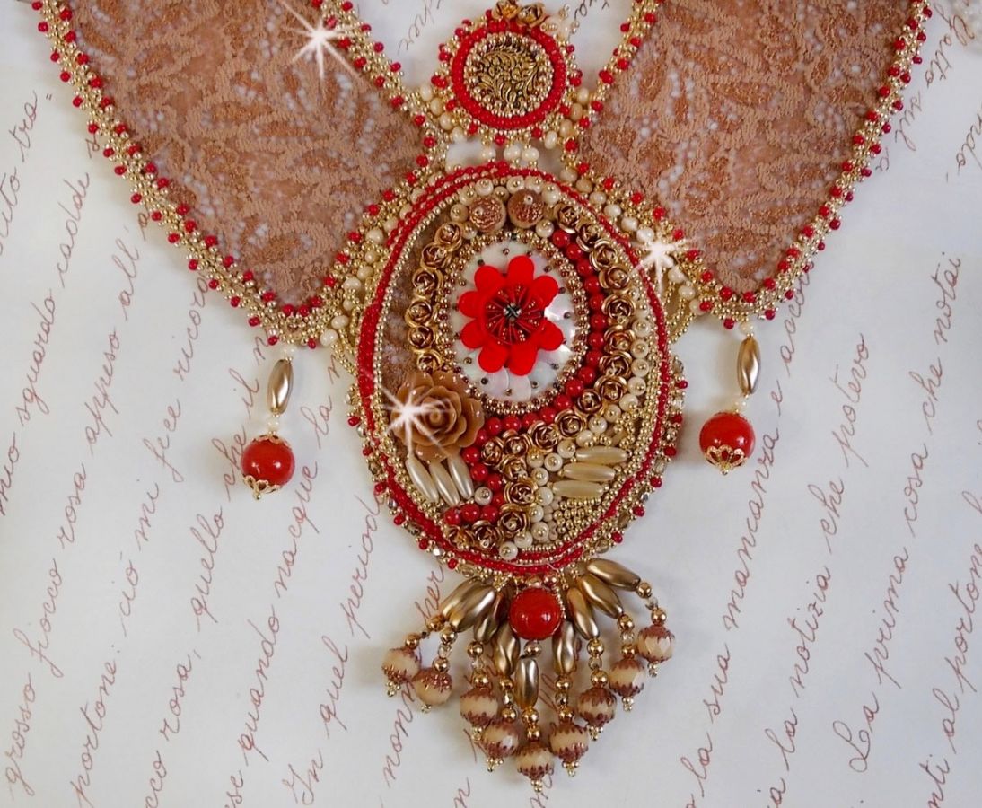 Renaissance ketting met gouden en rode rocailles