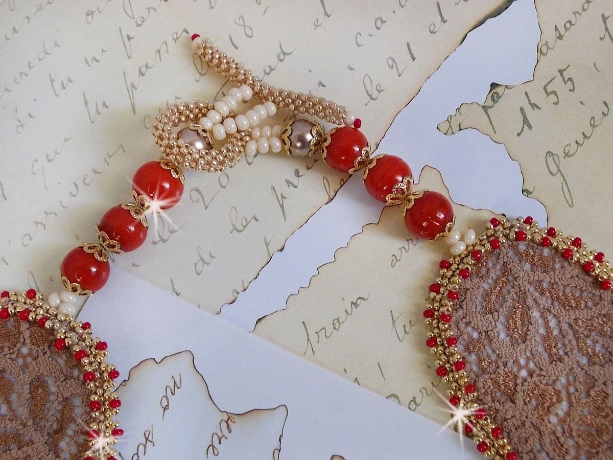 Renaissance ketting met gouden en rode rocailles