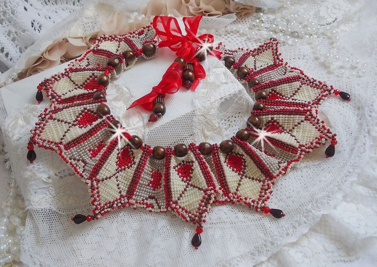 Romane slabbetjesketting, geborduurd met Bordeaux, Ivoor en Rode rocailles, platte bloemblaadjes en houten kralen.