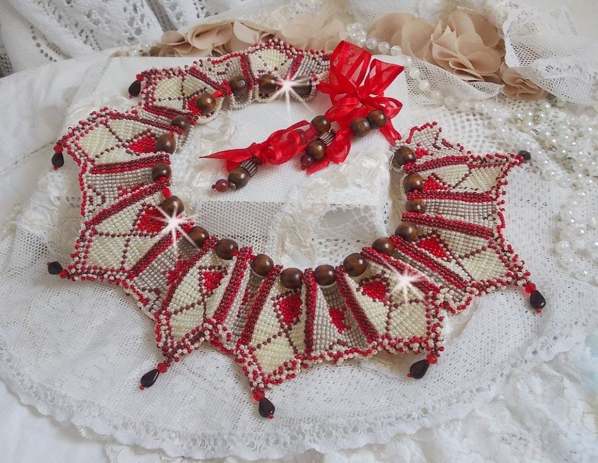 Romane slabbetjesketting, geborduurd met Bordeaux, Ivoor en Rode rocailles, platte bloemblaadjes en houten kralen.