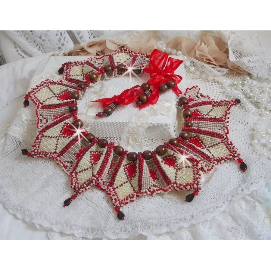 Romane slabbetjesketting, geborduurd met Bordeaux, Ivoor en Rode rocailles, platte bloemblaadjes en houten kralen.