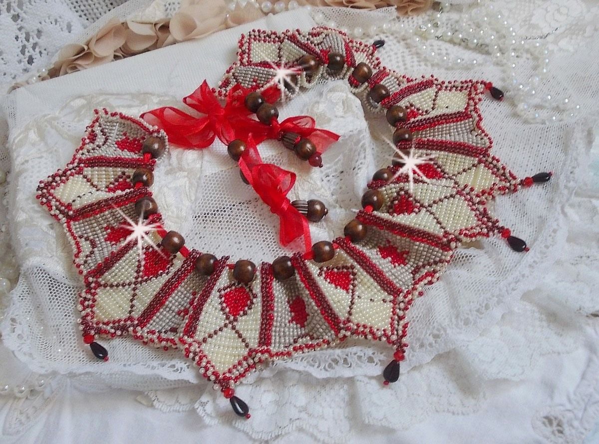 Romane slabbetjesketting, geborduurd met Bordeaux, Ivoor en Rode rocailles, platte bloemblaadjes en houten kralen.