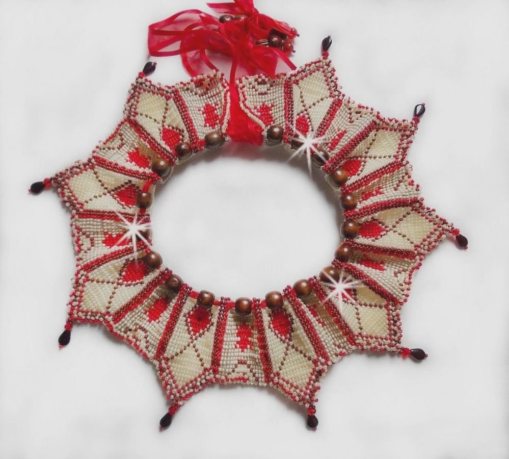 Romane slabbetjesketting, geborduurd met Bordeaux, Ivoor en Rode rocailles, platte bloemblaadjes en houten kralen.