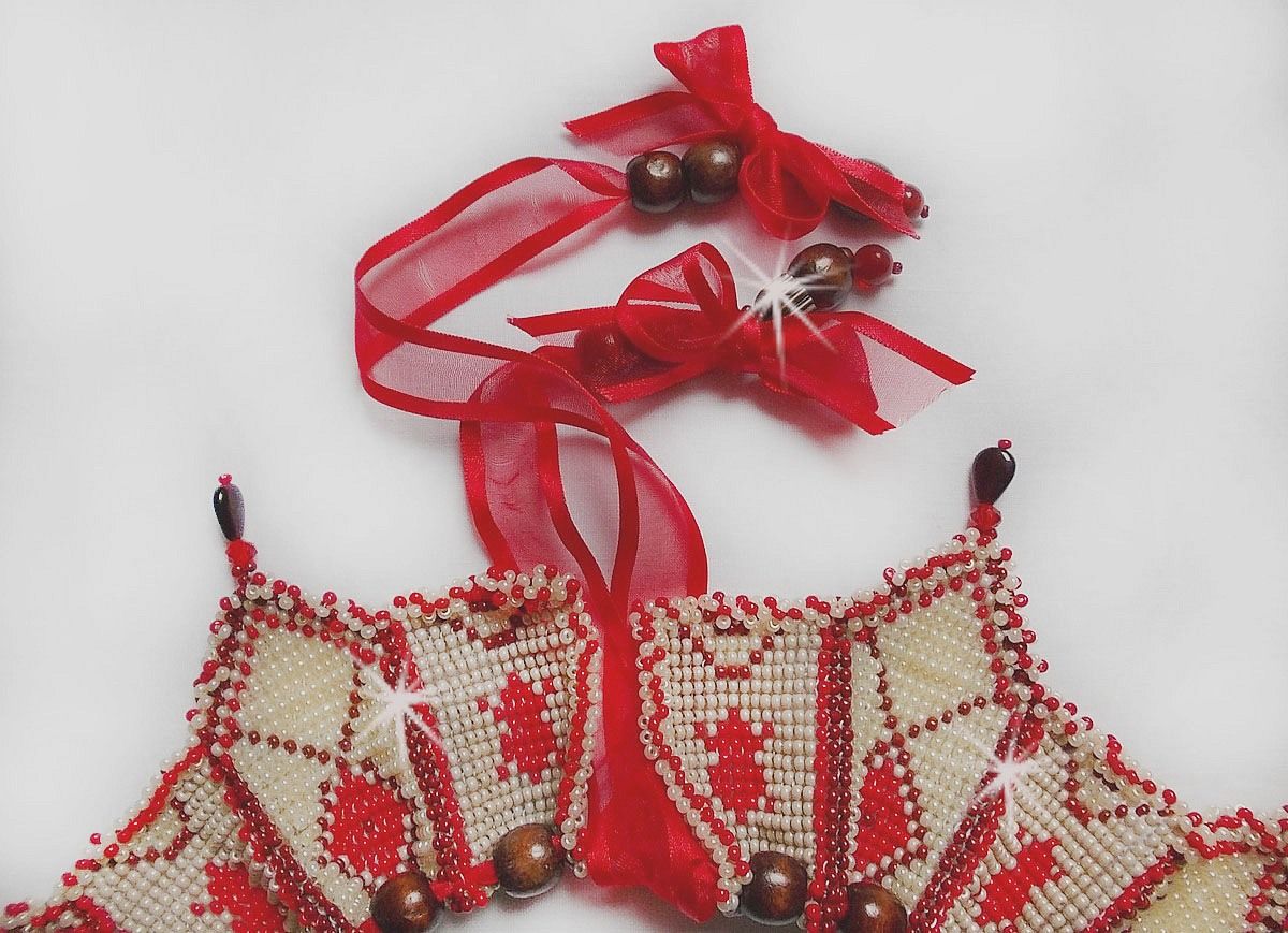 Romane slabbetjesketting, geborduurd met Bordeaux, Ivoor en Rode rocailles, platte bloemblaadjes en houten kralen.