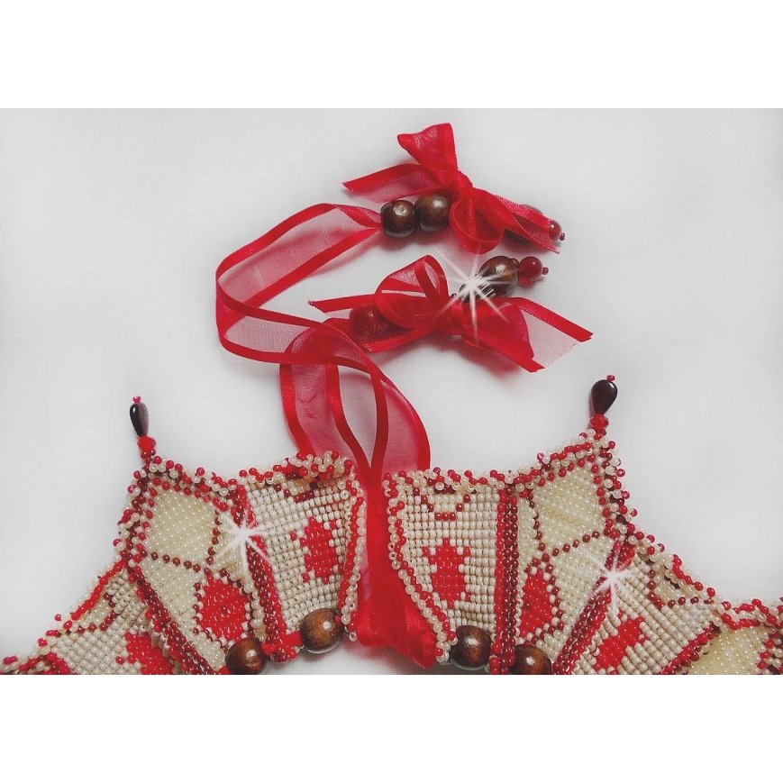Romane slabbetjesketting, geborduurd met Bordeaux, Ivoor en Rode rocailles, platte bloemblaadjes en houten kralen.