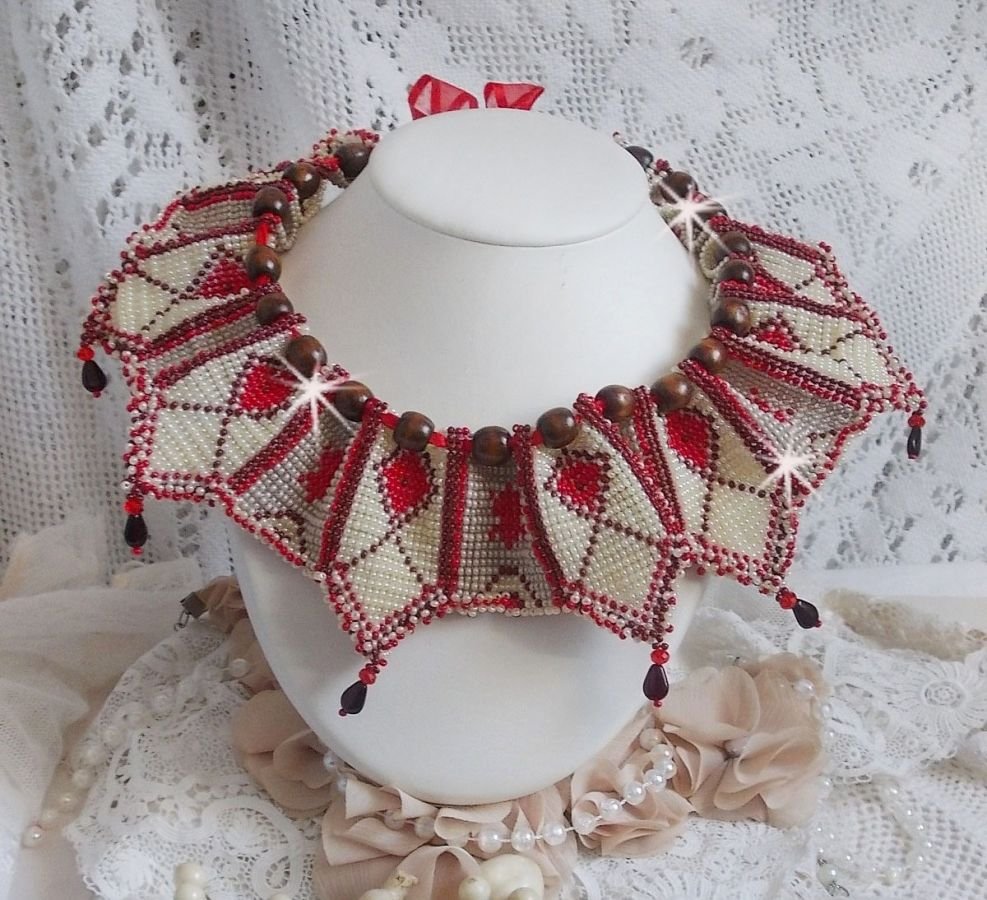 Romane slabbetjesketting, geborduurd met Bordeaux, Ivoor en Rode rocailles, platte bloemblaadjes en houten kralen.