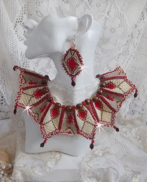 Romane slabbetjesketting, geborduurd met Bordeaux, Ivoor en Rode rocailles, platte bloemblaadjes en houten kralen.