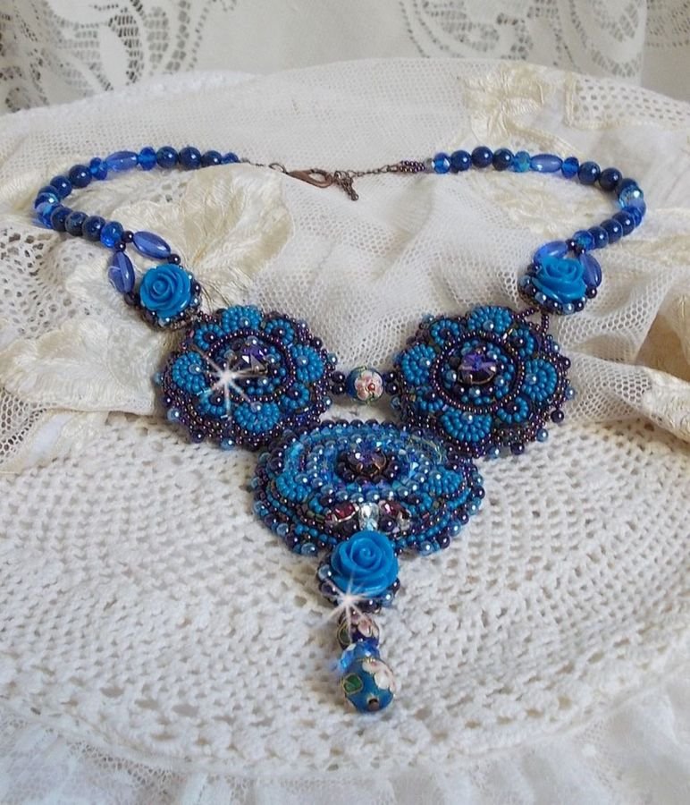 Koningsblauwe rozen ketting met Swarovski kristallen en rocailles