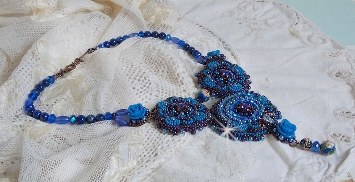 Koningsblauwe rozen ketting met Swarovski kristallen en rocailles