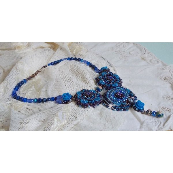 Koningsblauwe rozen ketting met Swarovski kristallen en rocailles