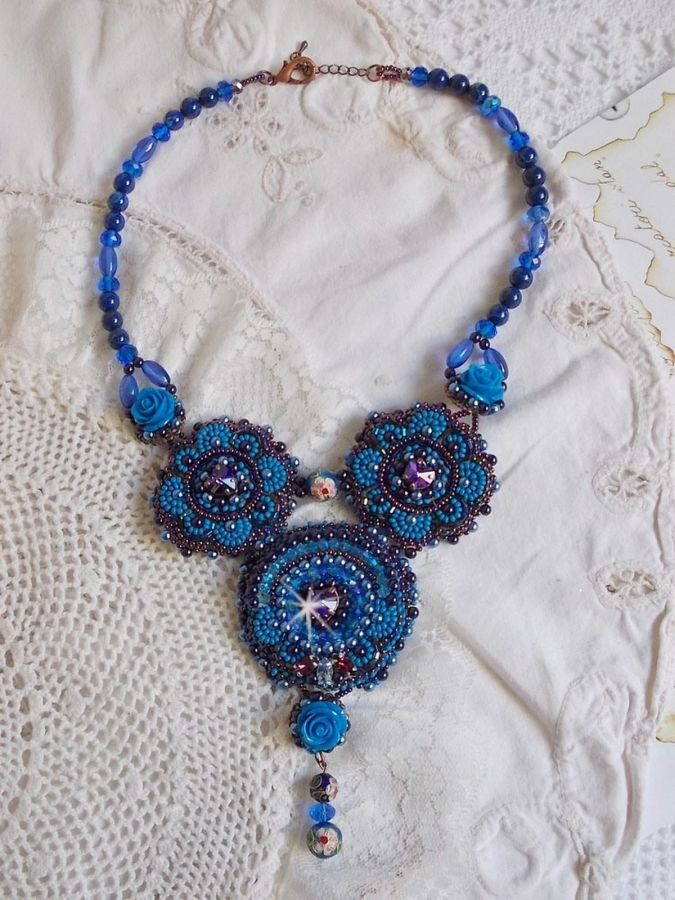 Koningsblauwe rozen ketting met Swarovski kristallen en rocailles