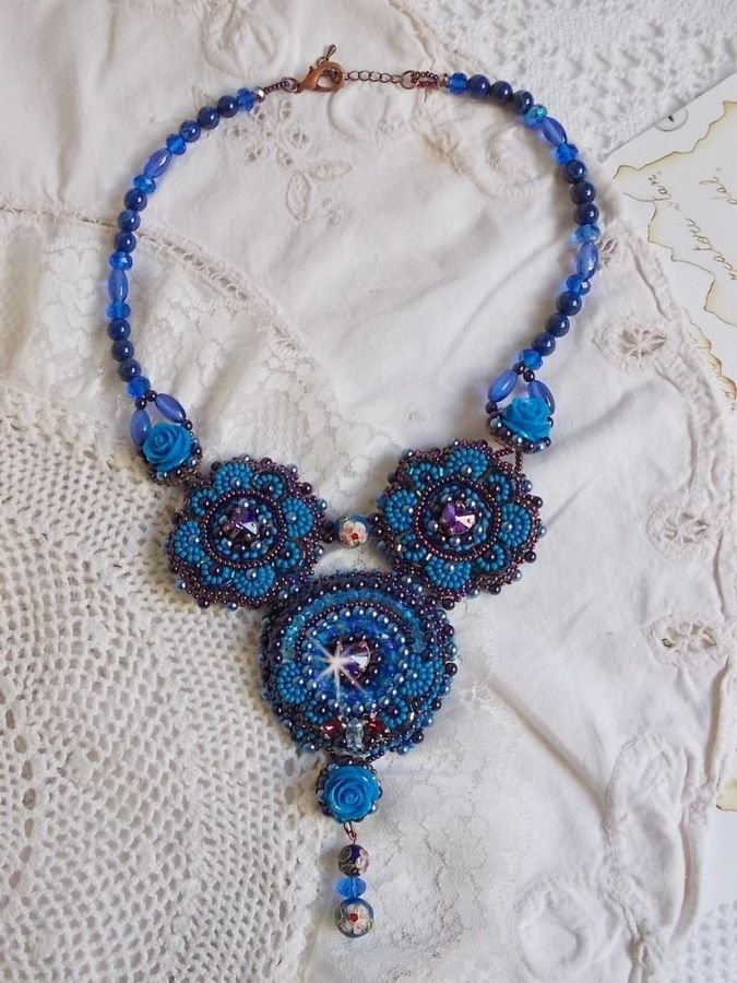Koningsblauwe rozen ketting met Swarovski kristallen en rocailles