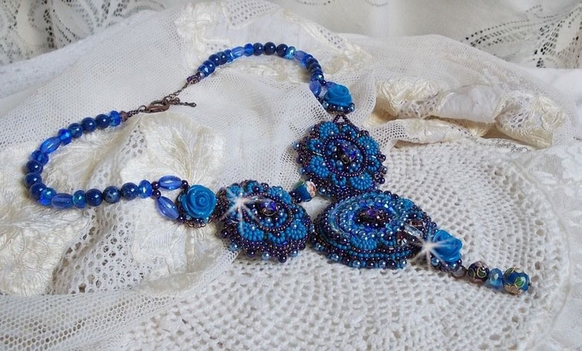 Koningsblauwe rozen ketting met Swarovski kristallen en rocailles