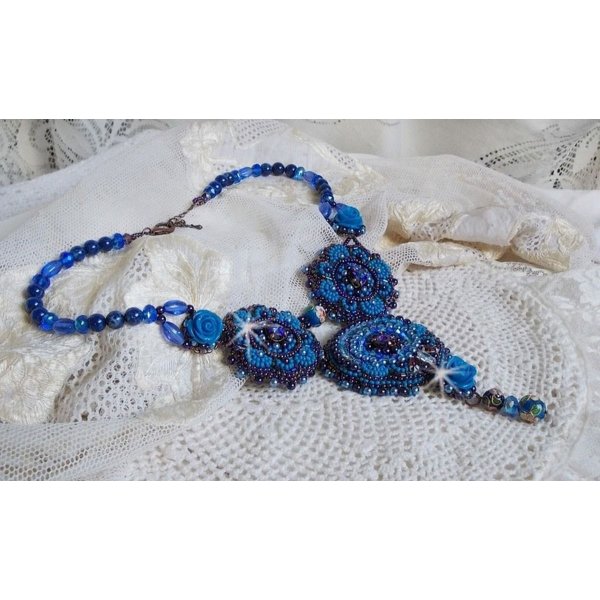Koningsblauwe rozen ketting met Swarovski kristallen en rocailles