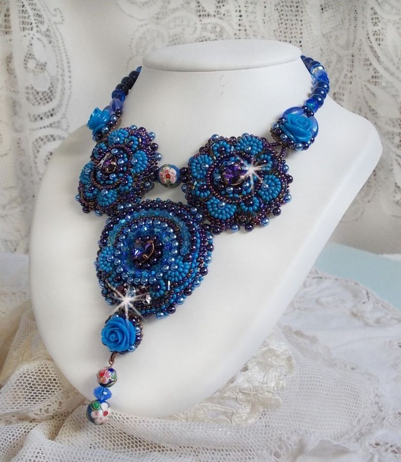 Koningsblauwe rozen ketting met Swarovski kristallen en rocailles