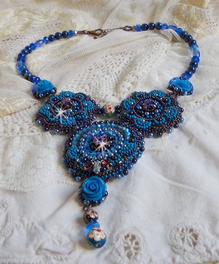 Koningsblauwe rozen ketting met Swarovski kristallen en rocailles