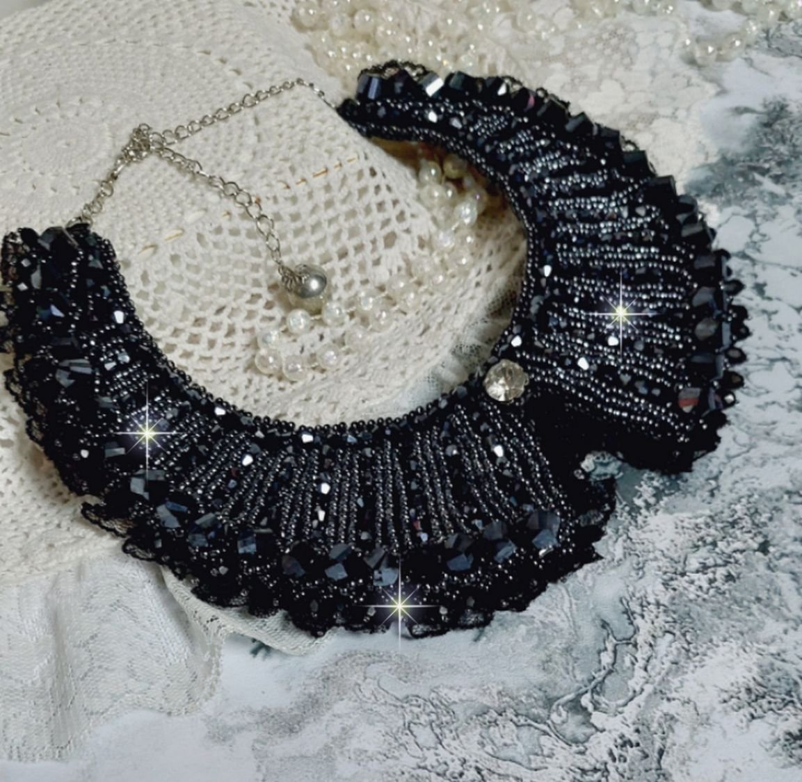 Ketting met Swarovski kristallen en zwart kant Haute-Couture stijl