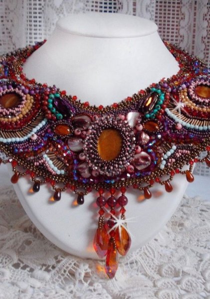 Collier Plastron Topaz Haute-Couture avec des pierres semi-pr&eacute;cieuses et diff&eacute;rentes perles