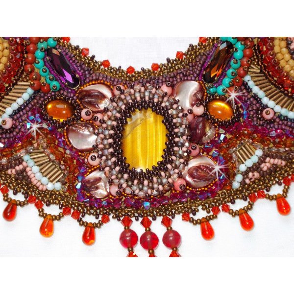 Collier Plastron Topaz Haute-Couture avec des pierres semi-pr&eacute;cieuses et diff&eacute;rentes perles