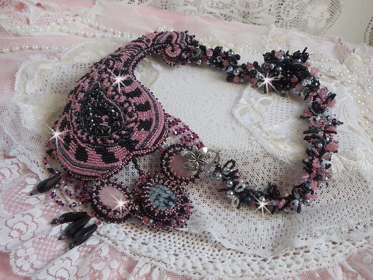 Ketting plastrron Ville d'un Soir Noir et Rose, een weerspiegeling van licht geborduurd met kwarts en Swarovski kristallen