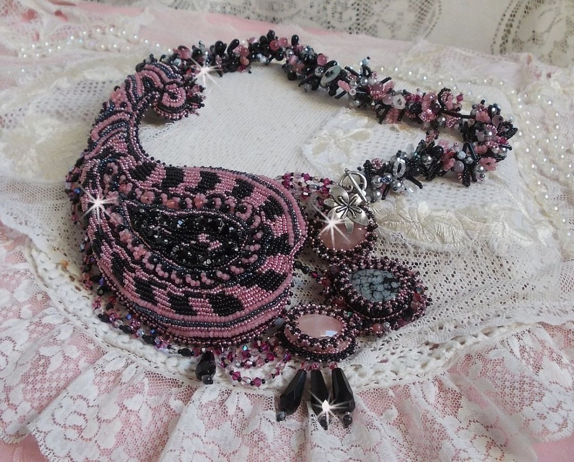 Ketting plastrron Ville d'un Soir Noir et Rose, een weerspiegeling van licht geborduurd met kwarts en Swarovski kristallen