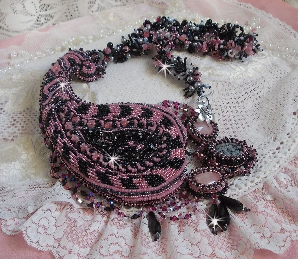 Ketting plastrron Ville d'un Soir Noir et Rose, een weerspiegeling van licht geborduurd met kwarts en Swarovski kristallen