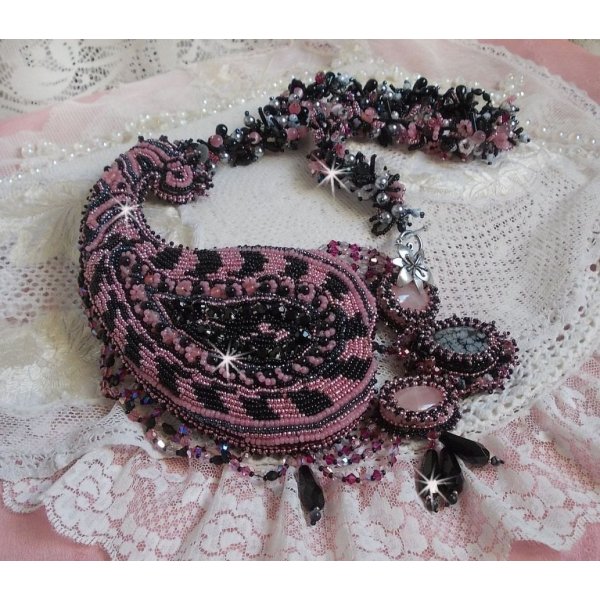 Ketting plastrron Ville d'un Soir Noir et Rose, een weerspiegeling van licht geborduurd met kwarts en Swarovski kristallen