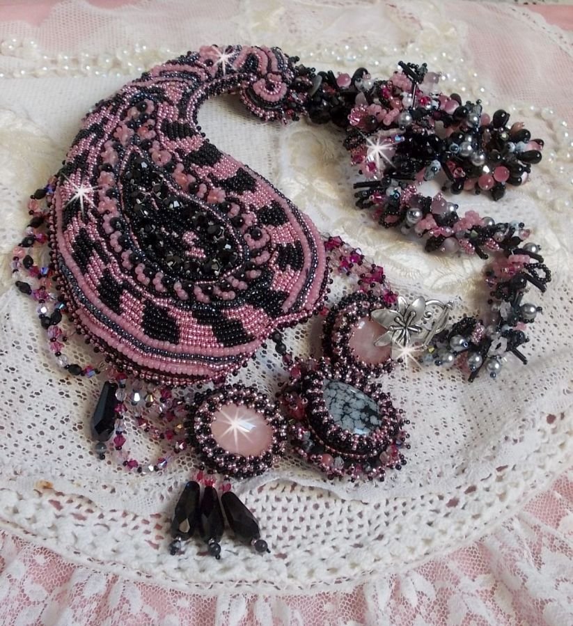 Ketting plastrron Ville d'un Soir Noir et Rose, een weerspiegeling van licht geborduurd met kwarts en Swarovski kristallen