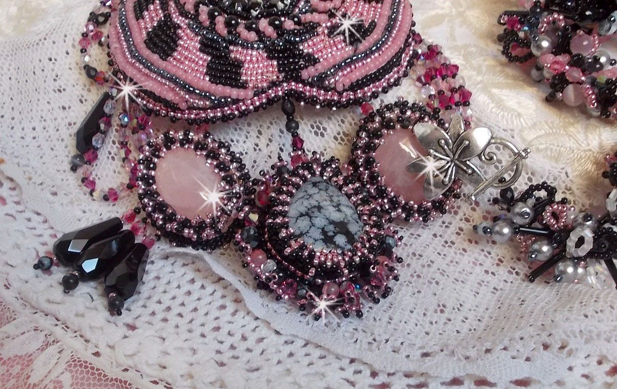 Ketting plastrron Ville d'un Soir Noir et Rose, een weerspiegeling van licht geborduurd met kwarts en Swarovski kristallen
