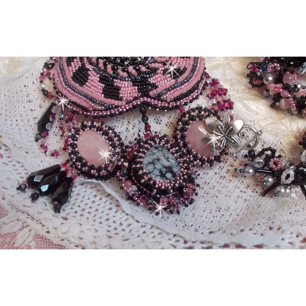 Ketting plastrron Ville d'un Soir Noir et Rose, een weerspiegeling van licht geborduurd met kwarts en Swarovski kristallen