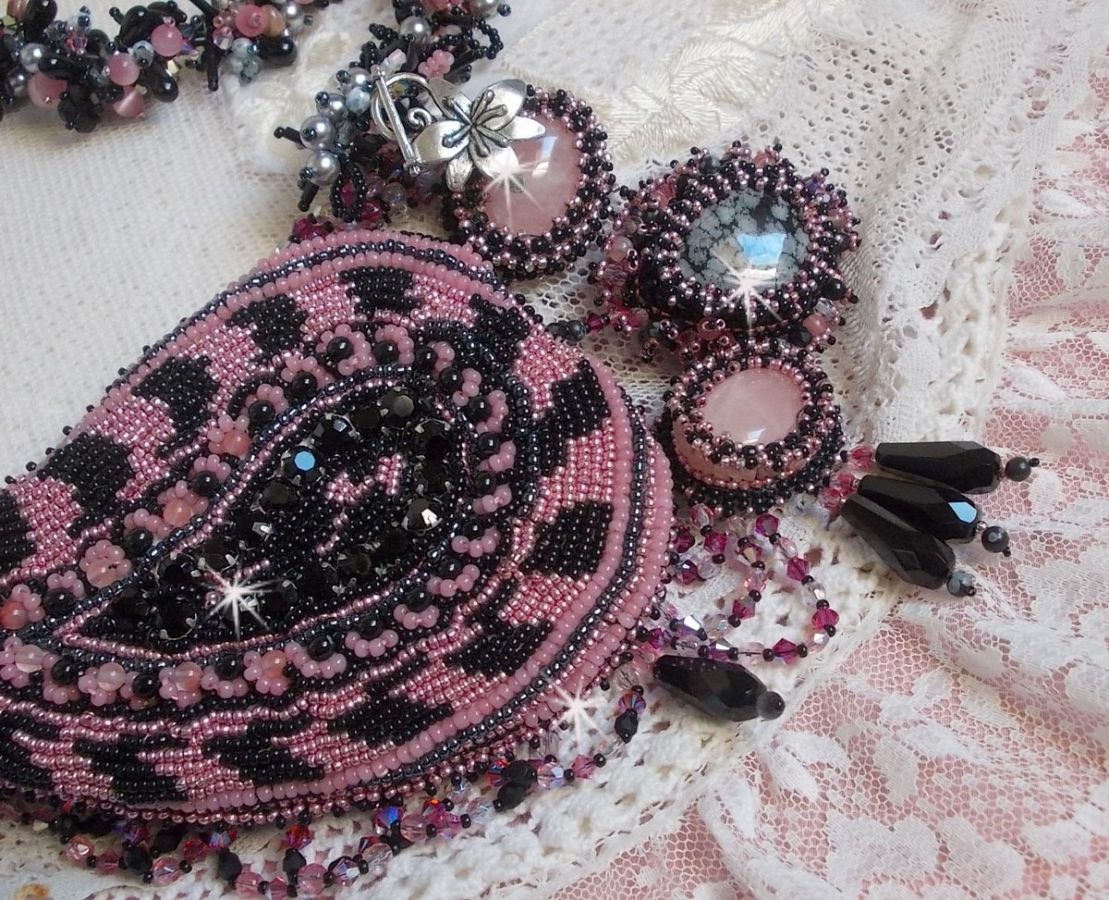 Ketting plastrron Ville d'un Soir Noir et Rose, een weerspiegeling van licht geborduurd met kwarts en Swarovski kristallen