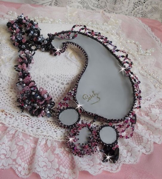 Ketting plastrron Ville d'un Soir Noir et Rose, een weerspiegeling van licht geborduurd met kwarts en Swarovski kristallen