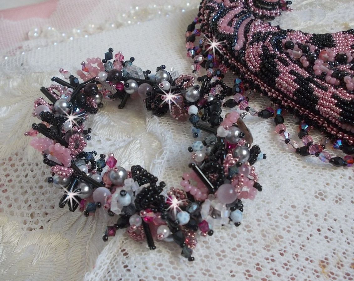 Ketting plastrron Ville d'un Soir Noir et Rose, een weerspiegeling van licht geborduurd met kwarts en Swarovski kristallen