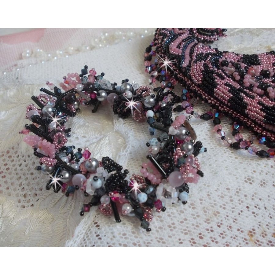 Ketting plastrron Ville d'un Soir Noir et Rose, een weerspiegeling van licht geborduurd met kwarts en Swarovski kristallen