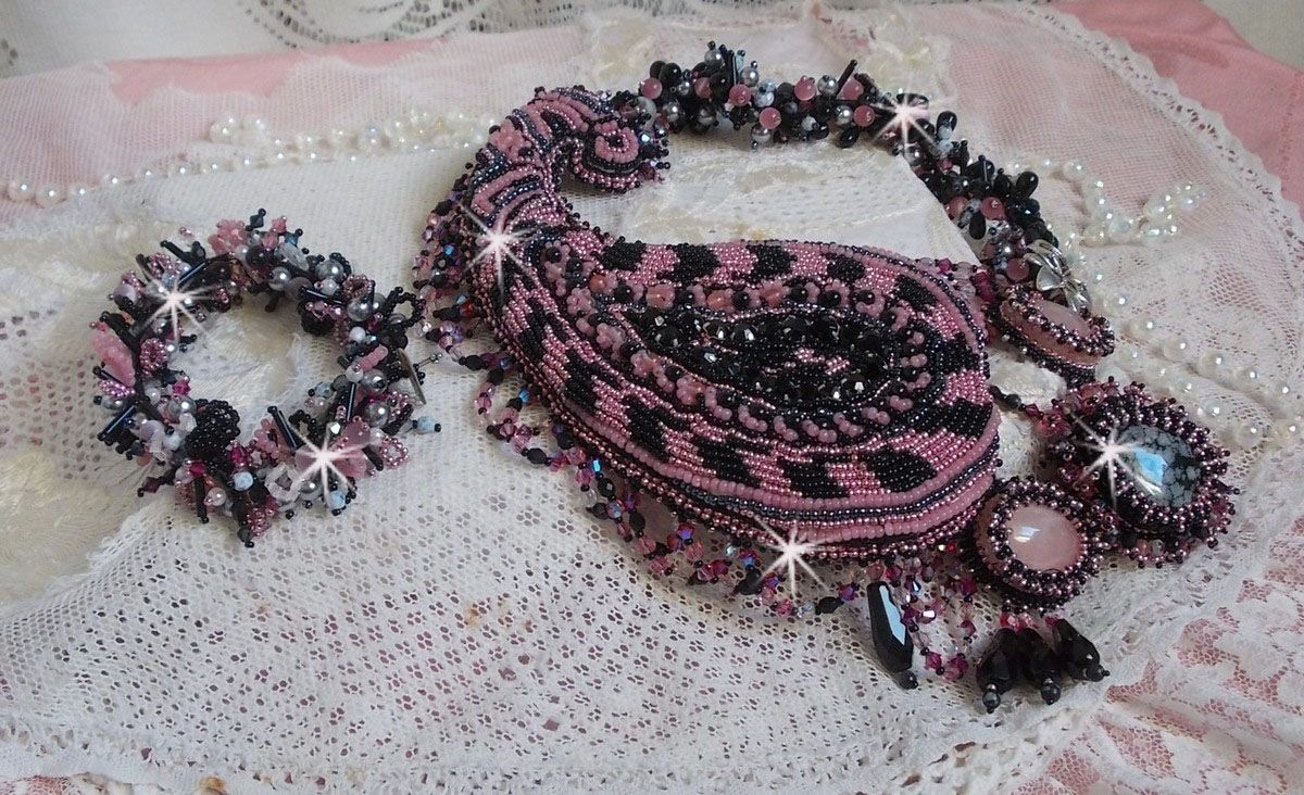 Ketting plastrron Ville d'un Soir Noir et Rose, een weerspiegeling van licht geborduurd met kwarts en Swarovski kristallen
