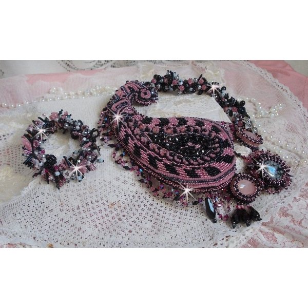 Ketting plastrron Ville d'un Soir Noir et Rose, een weerspiegeling van licht geborduurd met kwarts en Swarovski kristallen