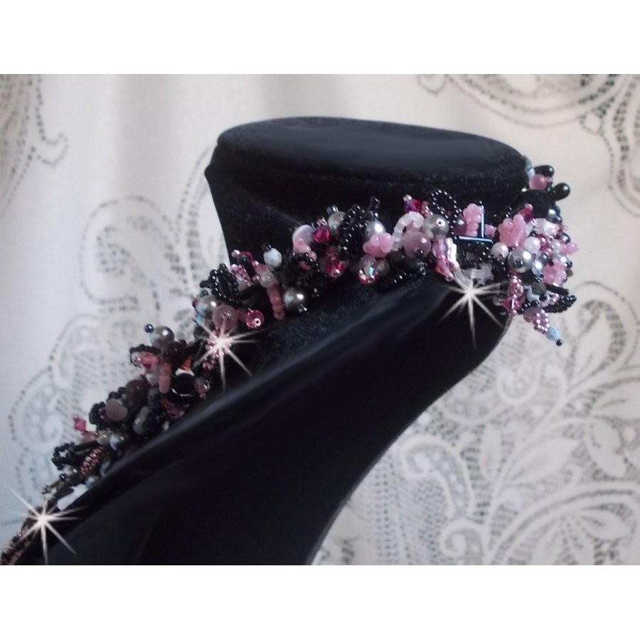 Ketting plastrron Ville d'un Soir Noir et Rose, een weerspiegeling van licht geborduurd met kwarts en Swarovski kristallen