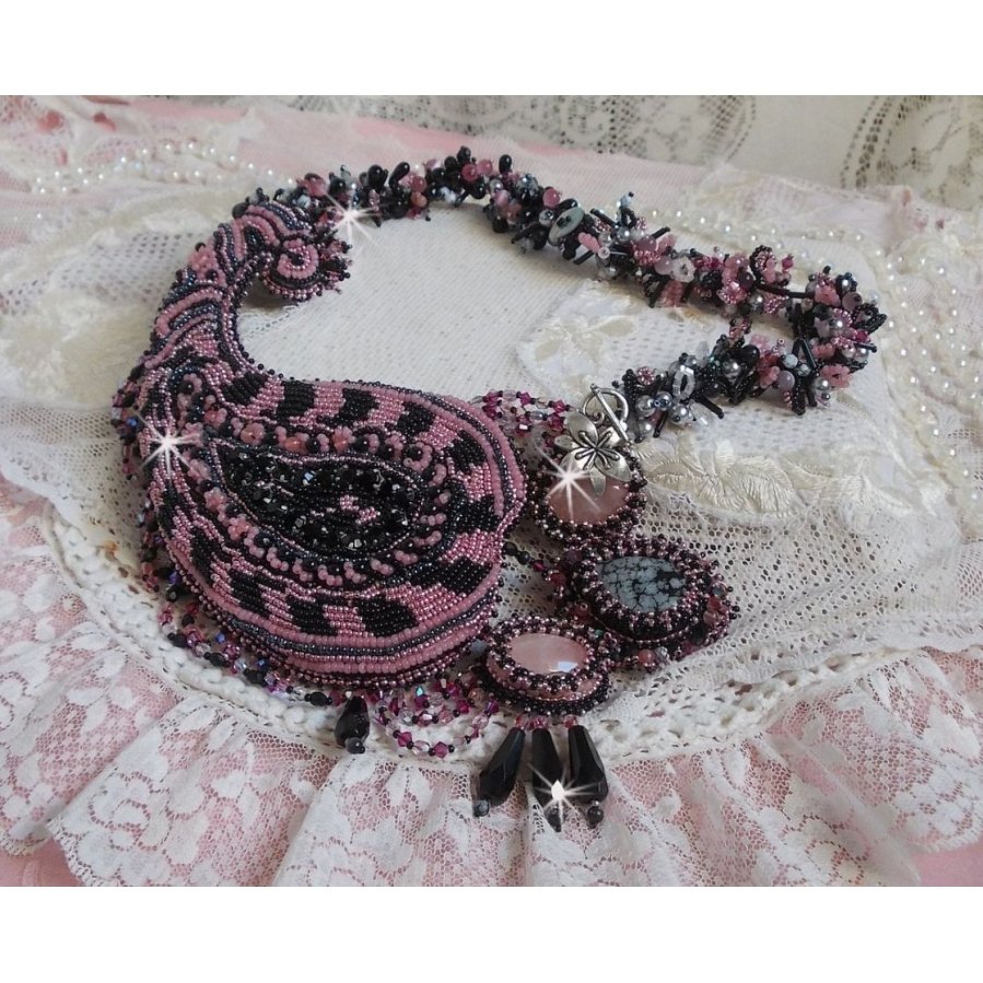 Ketting plastrron Ville d'un Soir Noir et Rose, een weerspiegeling van licht geborduurd met kwarts en Swarovski kristallen
