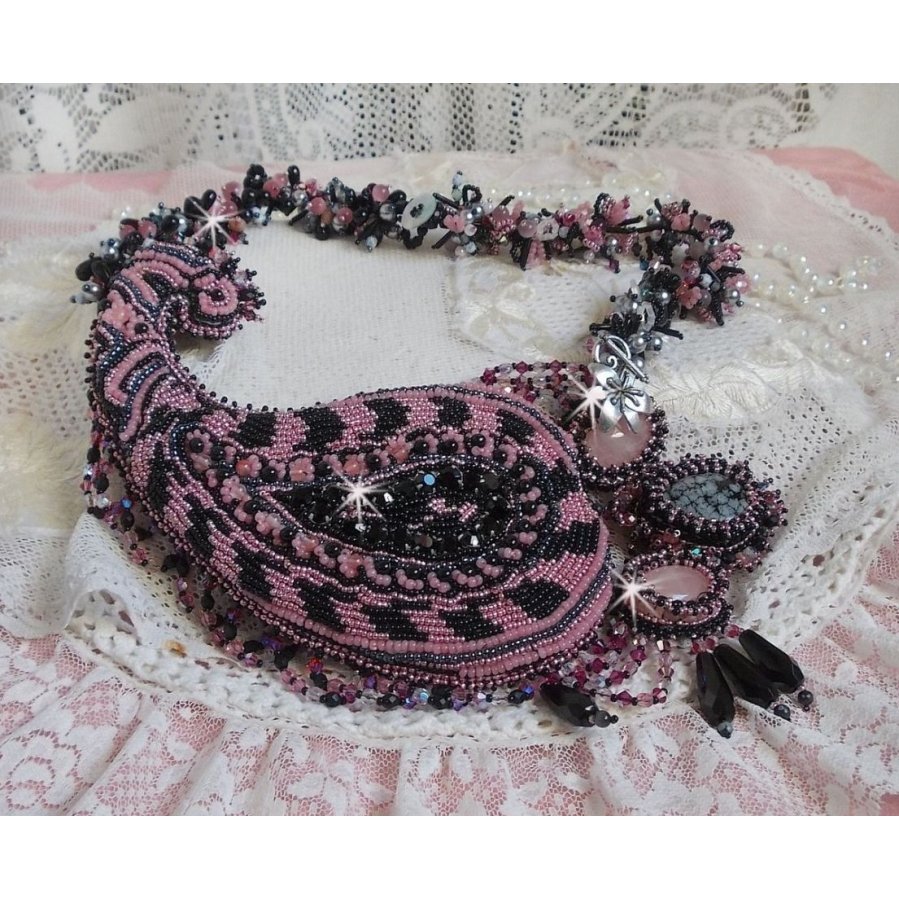 Ketting plastrron Ville d'un Soir Noir et Rose, een weerspiegeling van licht geborduurd met kwarts en Swarovski kristallen