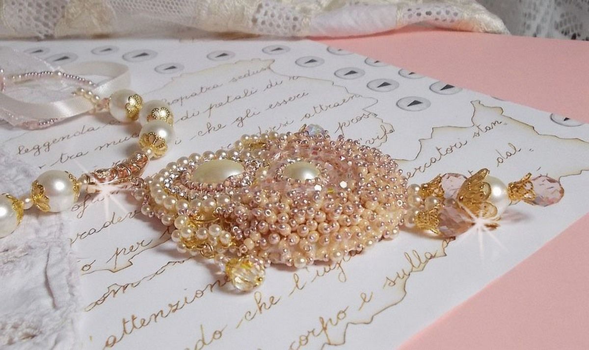 Poudre de Riz halsketting geborduurd met Swarovski kristallen, vergulde accessoires, parelkralen en rocailles