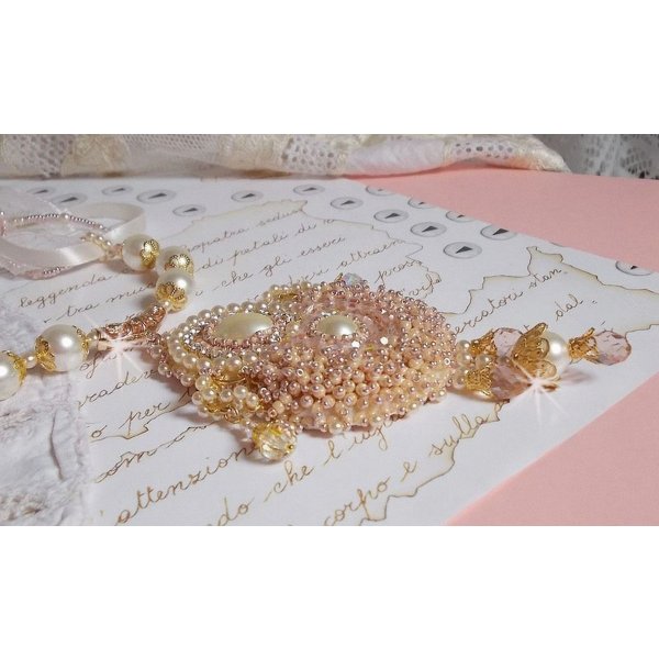 Poudre de Riz halsketting geborduurd met Swarovski kristallen, vergulde accessoires, parelkralen en rocailles