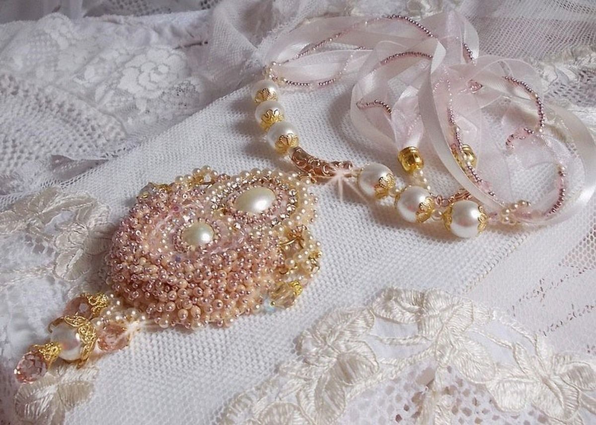 Poudre de Riz halsketting geborduurd met Swarovski kristallen, vergulde accessoires, parelkralen en rocailles