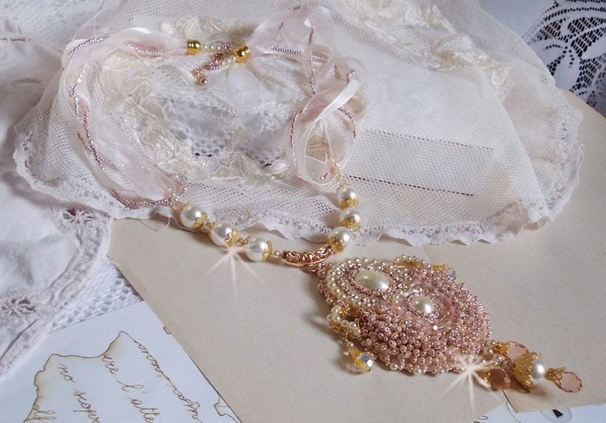 Poudre de Riz halsketting geborduurd met Swarovski kristallen, vergulde accessoires, parelkralen en rocailles