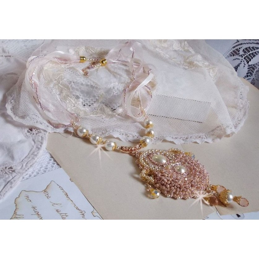 Poudre de Riz halsketting geborduurd met Swarovski kristallen, vergulde accessoires, parelkralen en rocailles