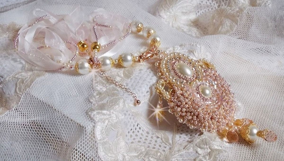 Poudre de Riz halsketting geborduurd met Swarovski kristallen, vergulde accessoires, parelkralen en rocailles